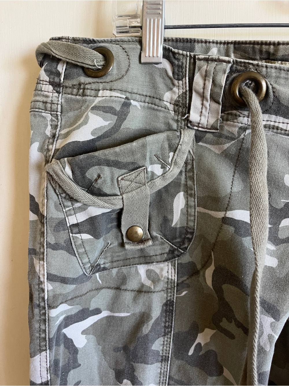 Vintage lei women’s low rise Camouflage Cargo Pants - Olive Camo - Picture 3 of 6